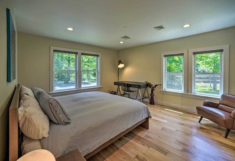 Charming Cottage W/ Deck: Mtn + Lake Views!