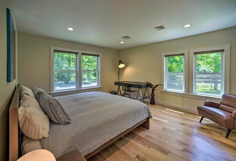 Charming Cottage W/ Deck: Mtn + Lake Views!