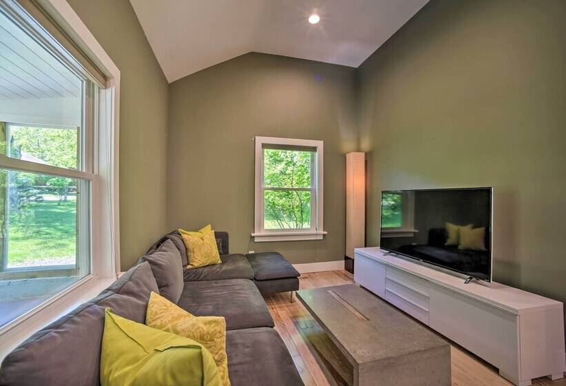 Charming Cottage W/ Deck: Mtn + Lake Views!