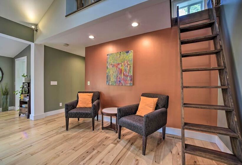 Charming Cottage W/ Deck: Mtn + Lake Views!