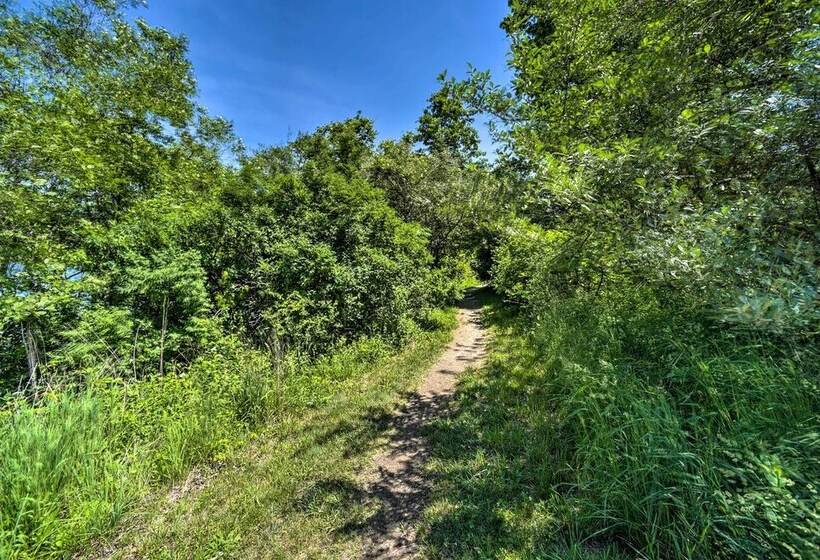 Charming Cottage W/ Deck: Mtn + Lake Views!