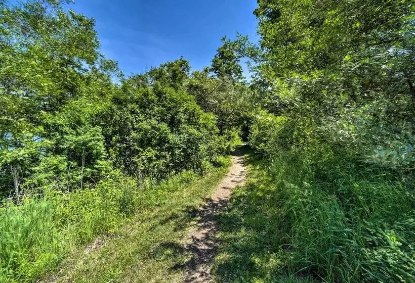 Charming Cottage W/ Deck: Mtn + Lake Views!