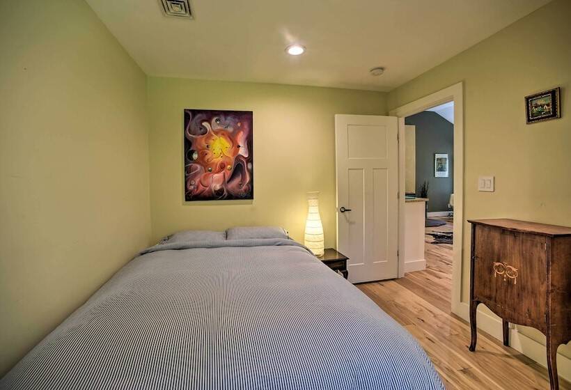 Charming Cottage W/ Deck: Mtn + Lake Views!