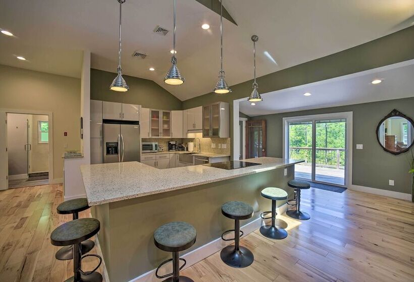 Charming Cottage W/ Deck: Mtn + Lake Views!