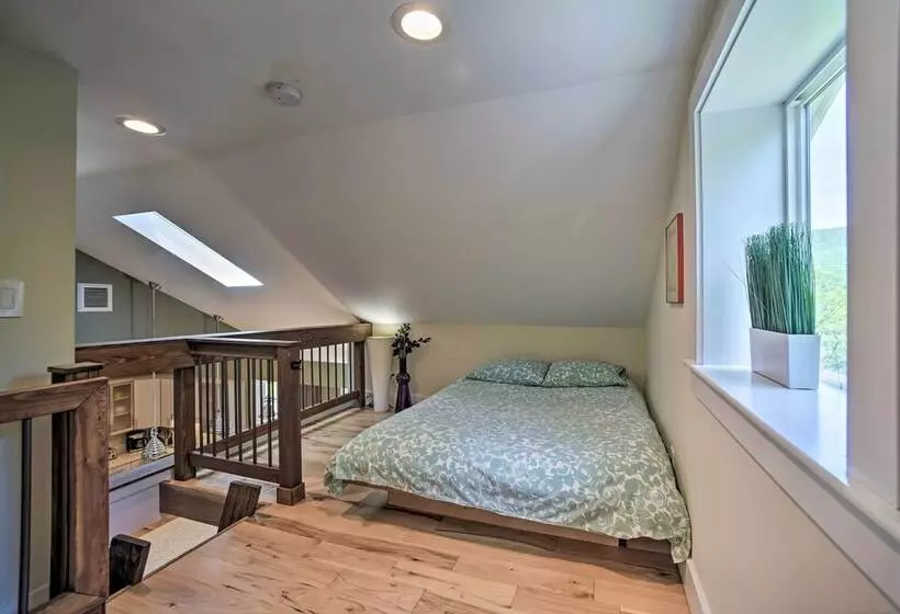 Charming Cottage W/ Deck: Mtn + Lake Views!