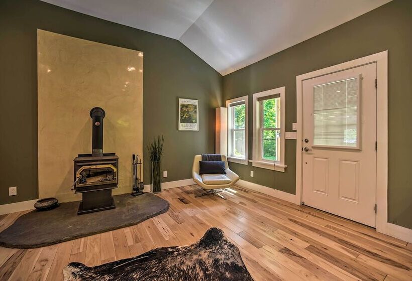 Charming Cottage W/ Deck: Mtn + Lake Views!