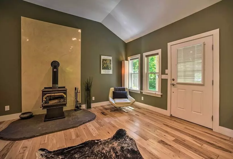 Charming Cottage W/ Deck: Mtn + Lake Views!