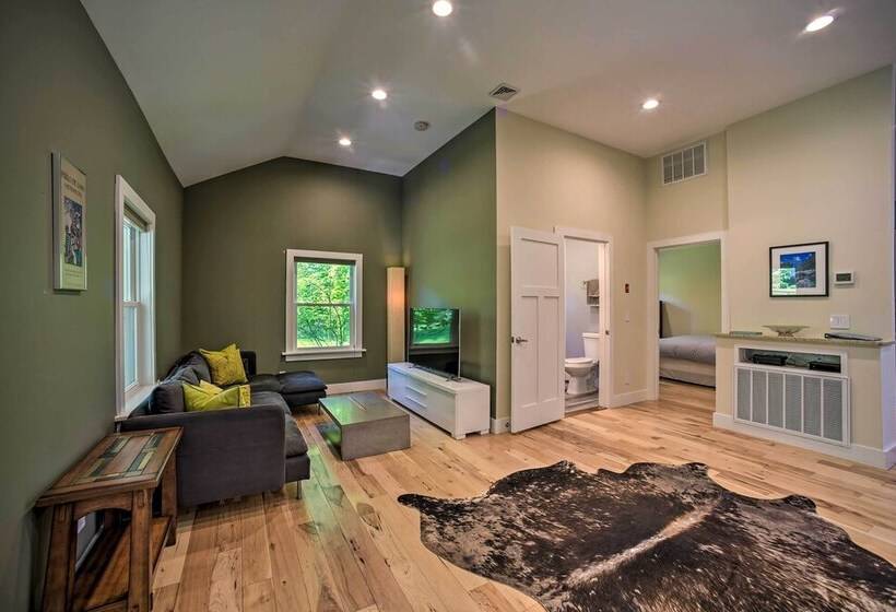 Charming Cottage W/ Deck: Mtn + Lake Views!