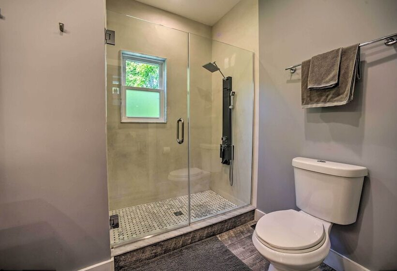 Charming Cottage W/ Deck: Mtn + Lake Views!