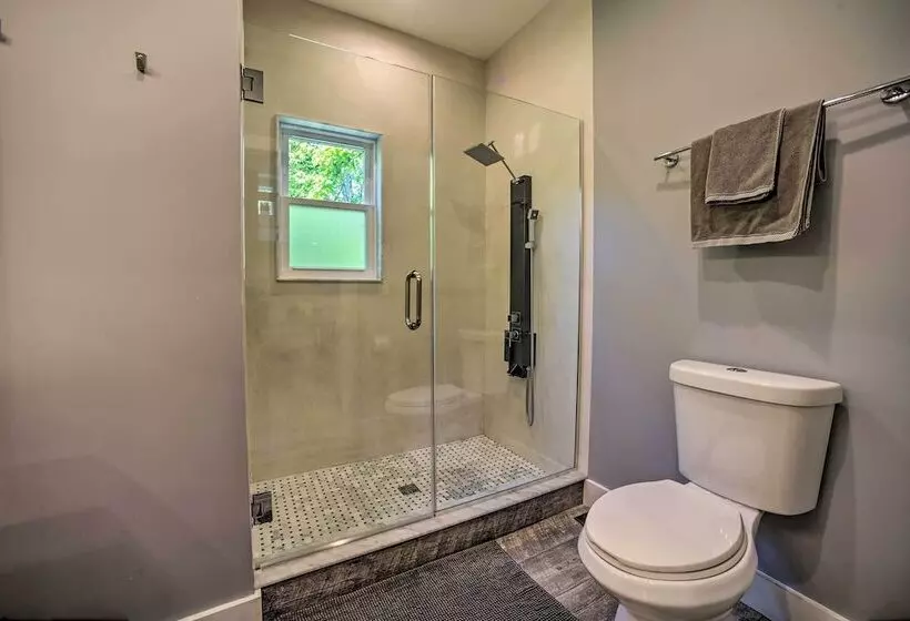 Charming Cottage W/ Deck: Mtn + Lake Views!