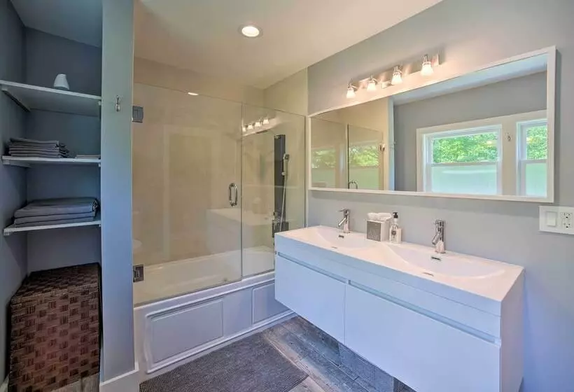 Charming Cottage W/ Deck: Mtn + Lake Views!