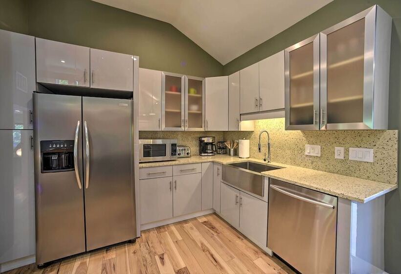 Charming Cottage W/ Deck: Mtn + Lake Views!