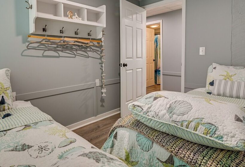 Below Deck Beach House: Walk To The Ocean!