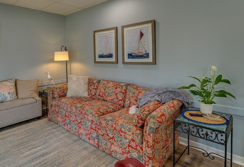 Below Deck Beach House: Walk To The Ocean!