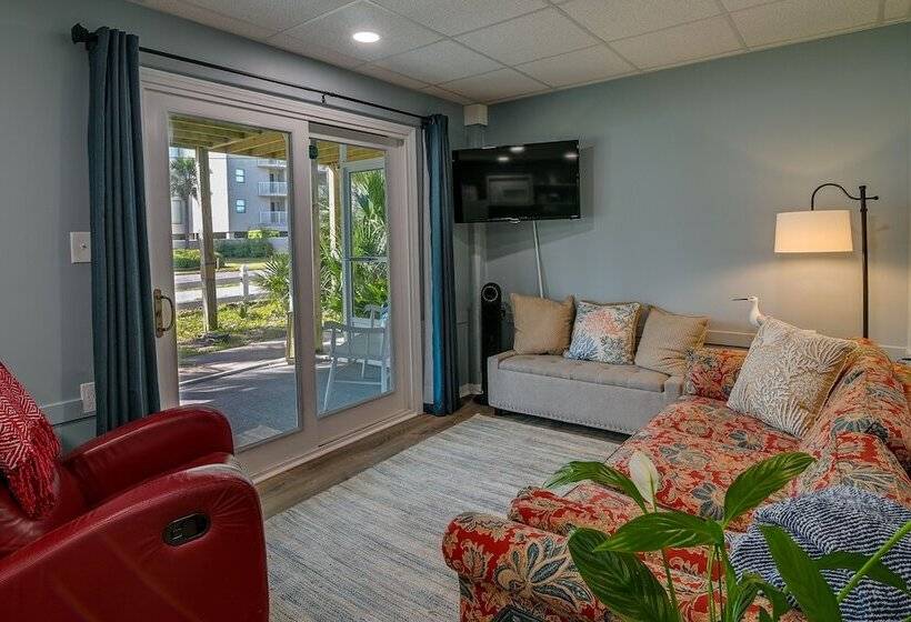 Below Deck Beach House: Walk To The Ocean!