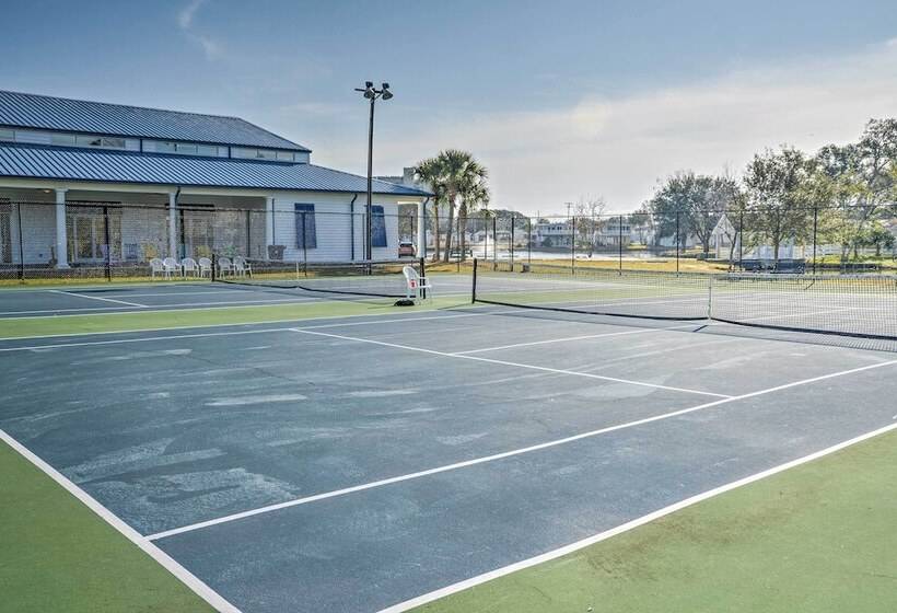 Below Deck Beach House: Walk To The Ocean!