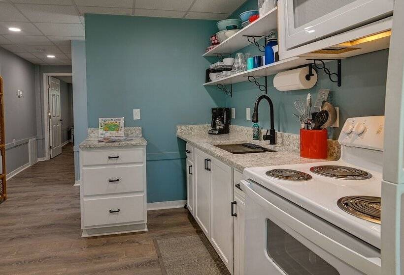 Below Deck Beach House: Walk To The Ocean!