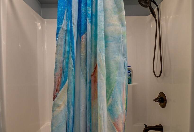 Below Deck Beach House: Walk To The Ocean!