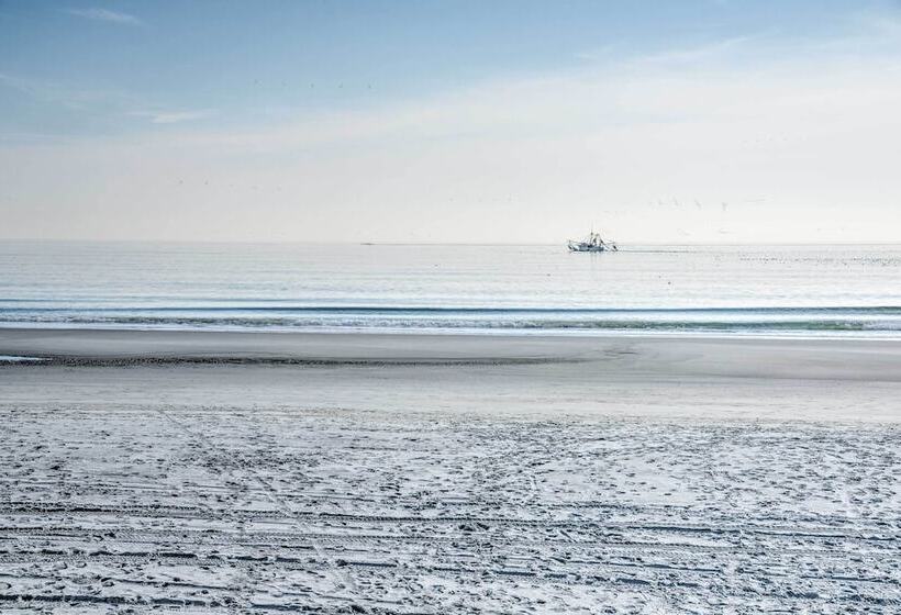 Below Deck Beach House: Walk To The Ocean!