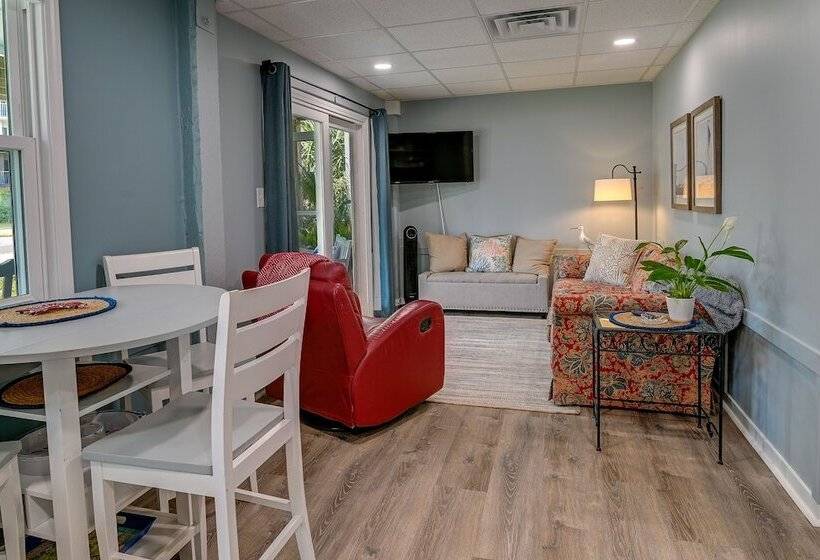 Below Deck Beach House: Walk To The Ocean!