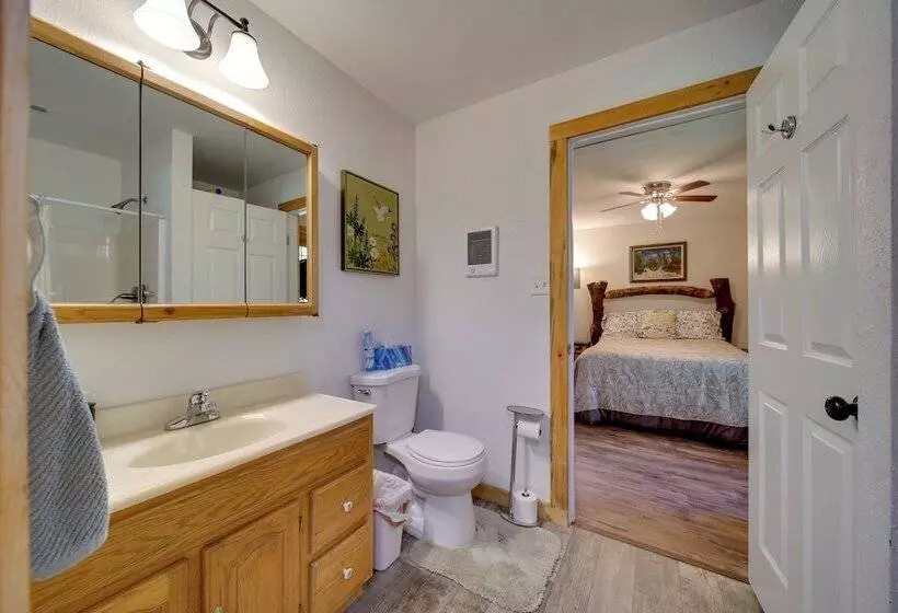 Cozy Countryside Cabin In Robie Creek Park!