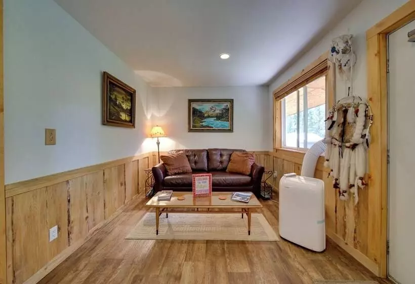 Cozy Countryside Cabin In Robie Creek Park!