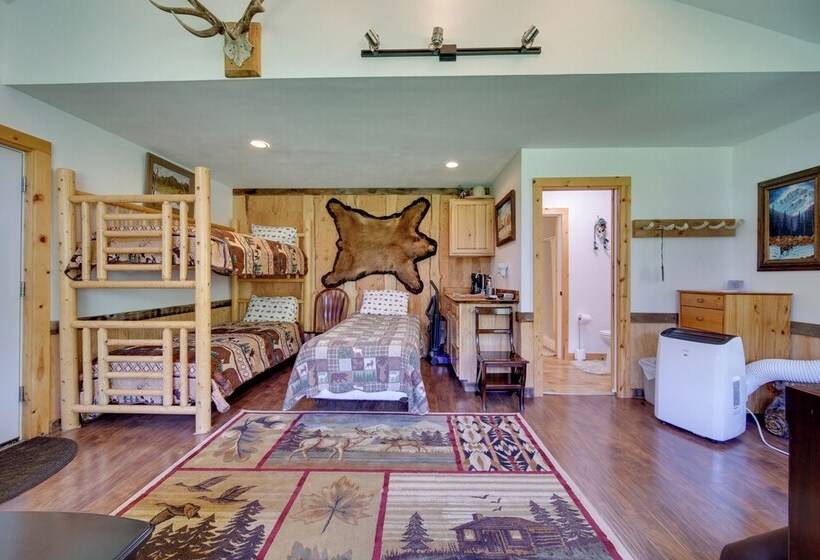 Cozy Countryside Cabin In Robie Creek Park!