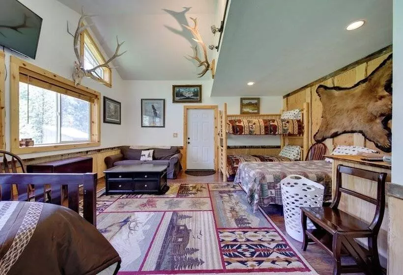 Cozy Countryside Cabin In Robie Creek Park!