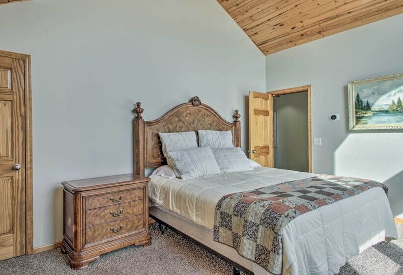 Delightful Isle Retreat W/ Boat Dock & Slip!