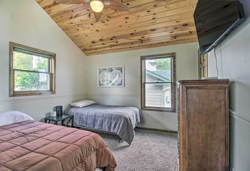 Delightful Isle Retreat W/ Boat Dock & Slip!