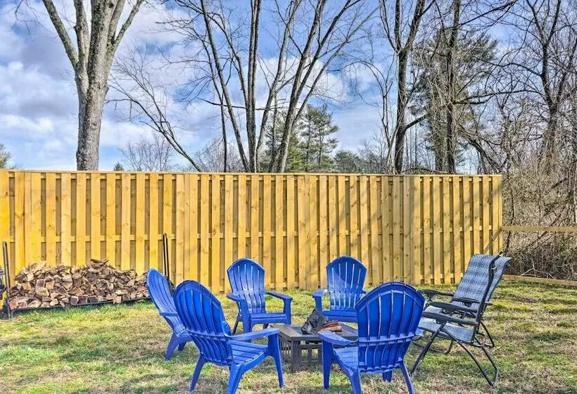 Downtown Brevard Retreat With Fire Pit & Deck!