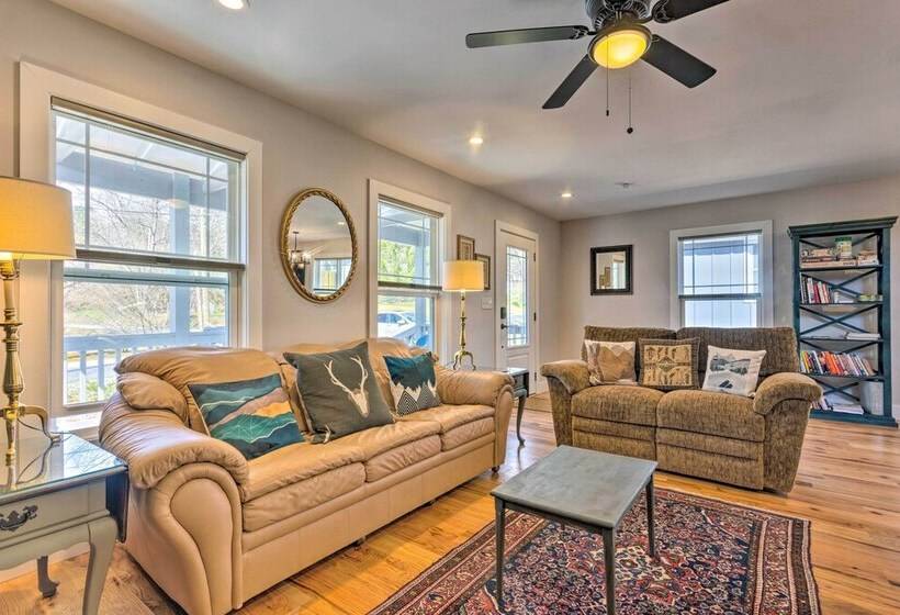 Downtown Brevard Retreat With Fire Pit & Deck!