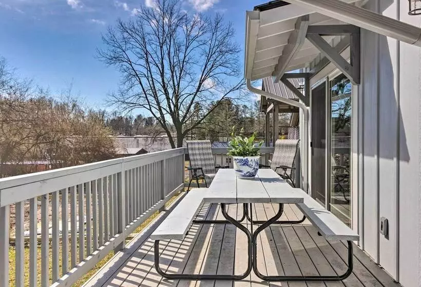 Downtown Brevard Retreat With Fire Pit & Deck!