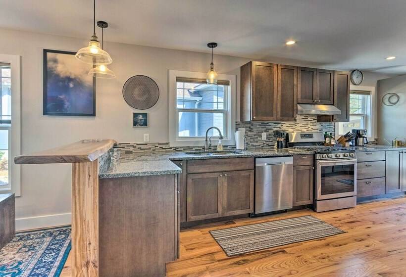 Downtown Brevard Retreat With Fire Pit & Deck!