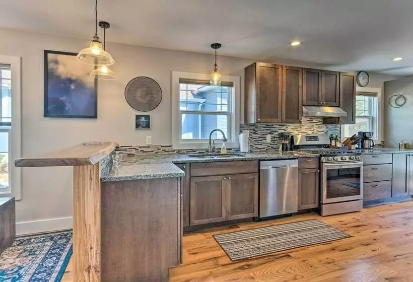 Downtown Brevard Retreat With Fire Pit & Deck!