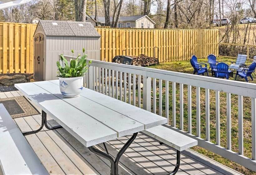 Downtown Brevard Retreat With Fire Pit & Deck!