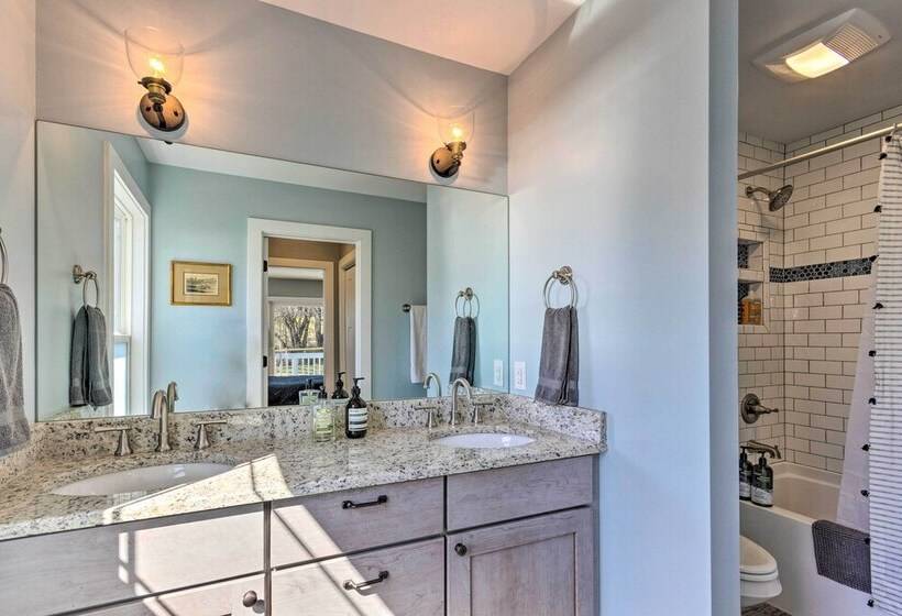 Downtown Brevard Retreat With Fire Pit & Deck!