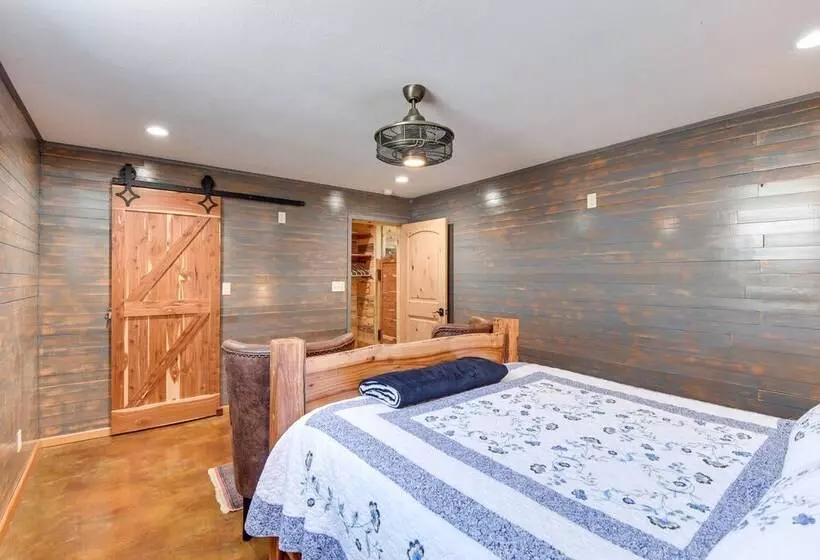 Early Cabin W/ Deck ~ 20 Mi To Lake Brownwood!