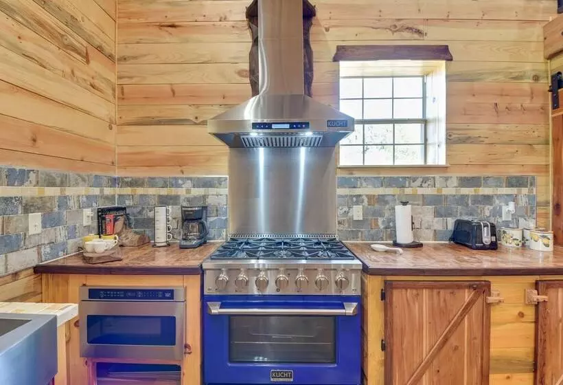 Early Cabin W/ Deck ~ 20 Mi To Lake Brownwood!