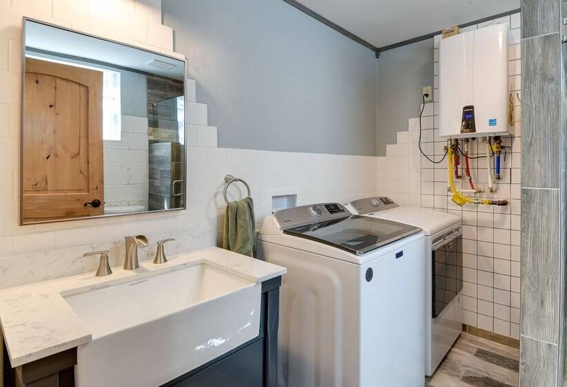 Early Cabin W/ Deck ~ 20 Mi To Lake Brownwood!