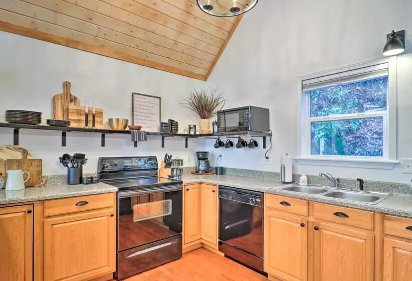 Idyllic Creekside Bryson City Gem W/ Hot Tub!