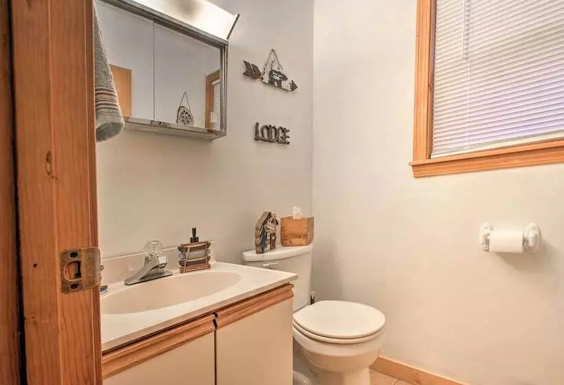 Lakeview Forest Cabin W/ Deck < 1/2 Mile To Beach!