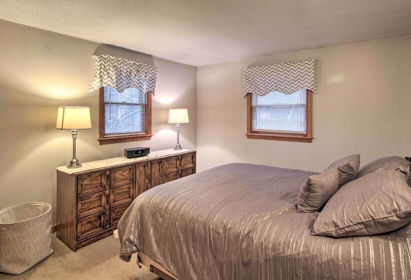 Lakeview Forest Cabin W/ Deck < 1/2 Mile To Beach!