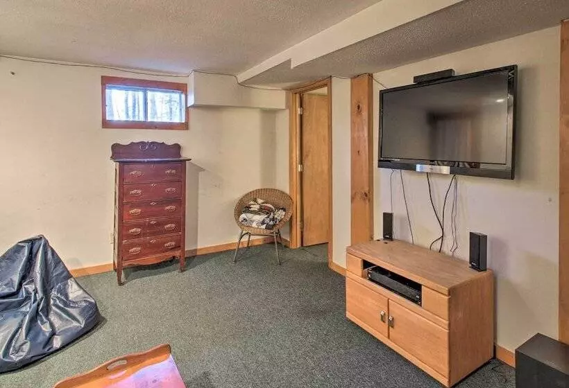 Lakeview Forest Cabin W/ Deck < 1/2 Mile To Beach!