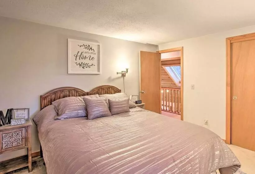 Lakeview Forest Cabin W/ Deck < 1/2 Mile To Beach!