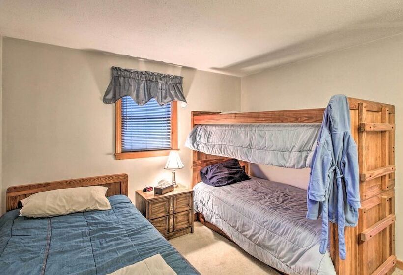 Lakeview Forest Cabin W/ Deck < 1/2 Mile To Beach!