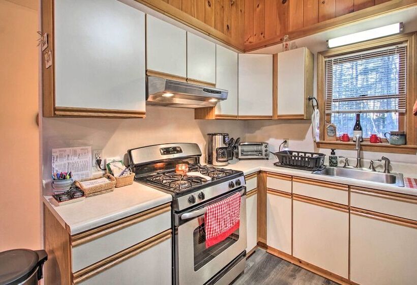 Lakeview Forest Cabin W/ Deck < 1/2 Mile To Beach!