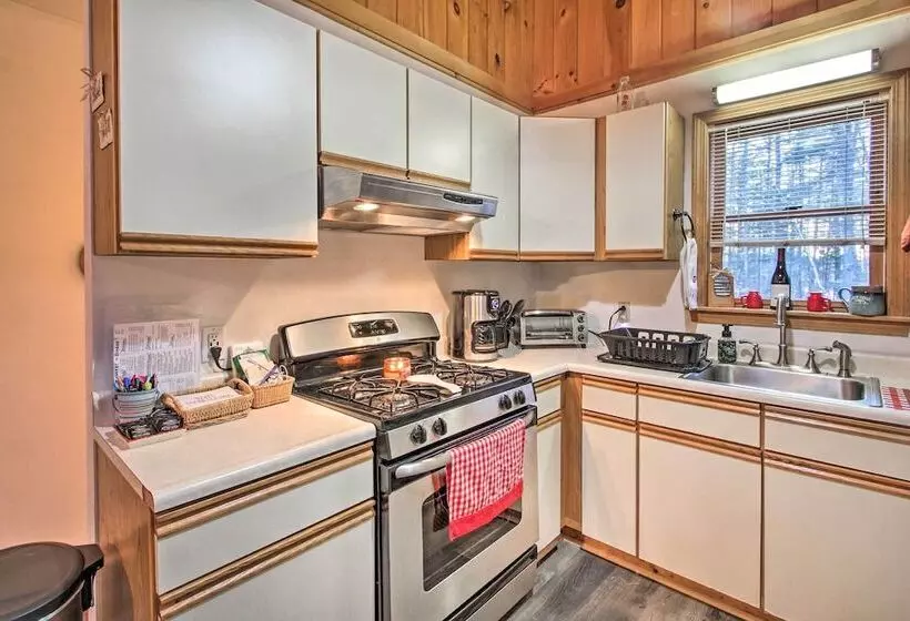 Lakeview Forest Cabin W/ Deck < 1/2 Mile To Beach!