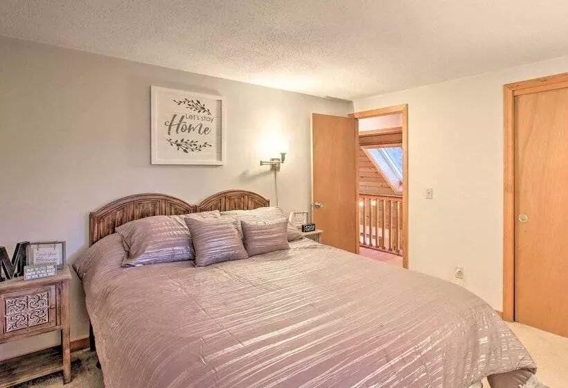 Lakeview Forest Cabin W/ Deck < 1/2 Mile To Beach!