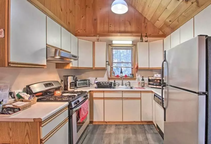 Lakeview Forest Cabin W/ Deck < 1/2 Mile To Beach!